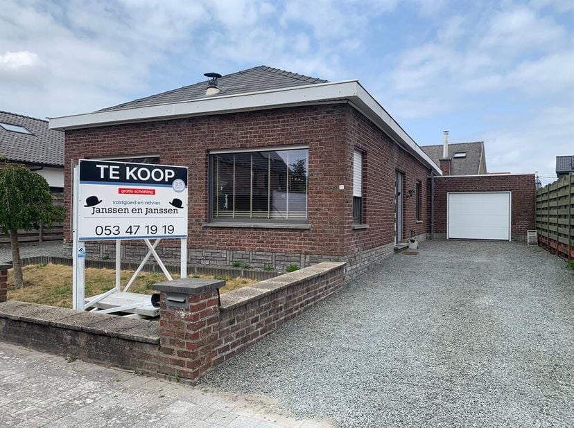 In Zingem (Kruisem),vinden we deze, instapklare, open bebouwing, type bungalow. De woning combineert praktische indeling met een hedendaagse, woonstij