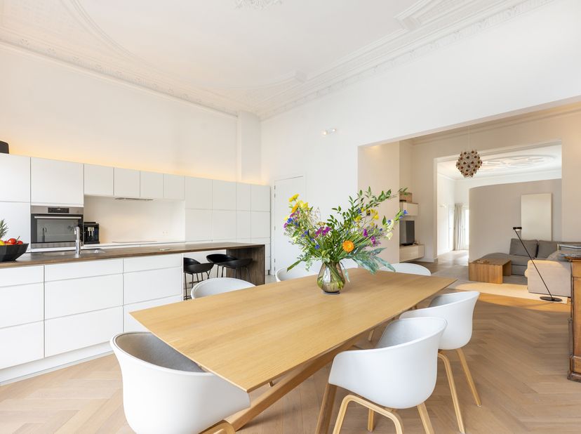 Dit recent gerenoveerde appartement, op de 2de verdieping, bevindt zich op ideale locatie nabij het Zuid en de uitvalswegen. Gelegen in een kleinschal