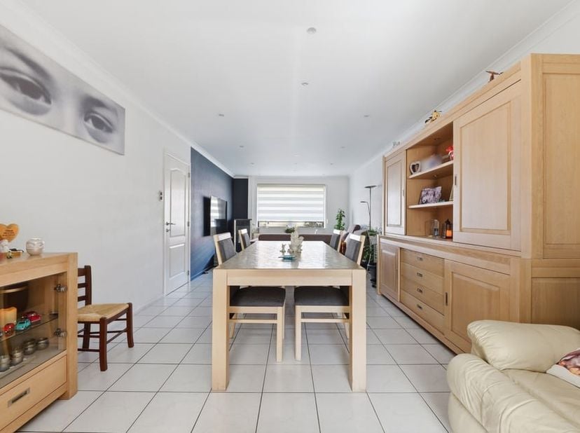 Deze ruime halfopen woning, gelegen aan de Ahornstraat 14 in Houthalen-Helchteren, biedt heel wat mogelijkheden voor wie op zoek is naar een gezellige