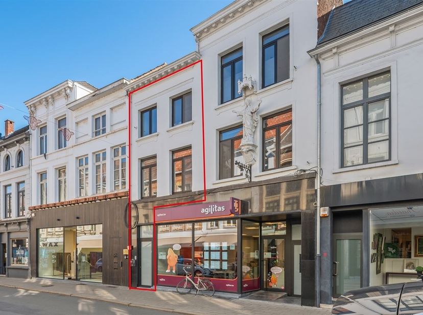 Dit stijlvolle duplexappartement met 2 slaapkamers ligt op slechts 100 meter van de Grote Markt in het bruisende centrum van Lier. Het pand bevindt zi