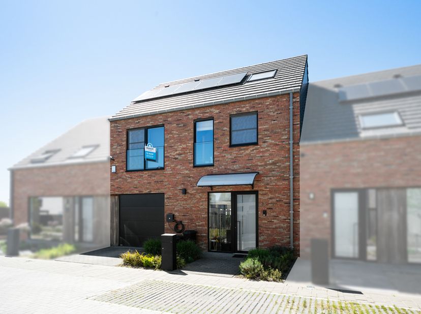 Ontdek deze moderne nieuwbouwwoning uit 2021, waar comfort, ruimte en energiezuinig wonen harmonieus samenkomen. Dankzij het BEN-label (Bijna-EnergieN