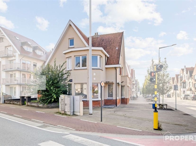 Ontdek deze prachtige klassieke villa met veel potentieel, gelegen in een geliefde en rustige buurt van Knokke-Heist, op wandelafstand van winkels, ho