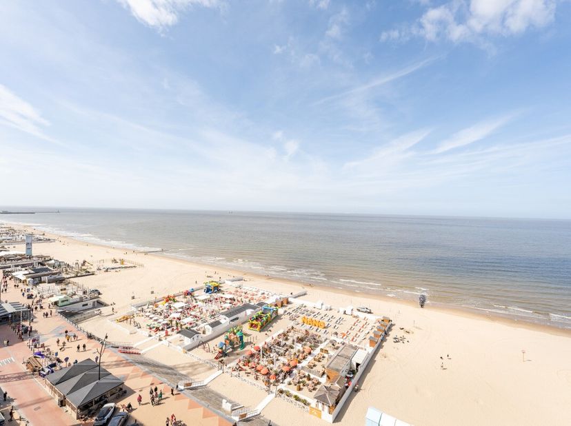 Blankenberge: Penthouse met prachtig zeezicht en 2 ruime terrassen te koop! Op de Zeedijk 158 in residentie "Continental Palace" vinden we dit instapk