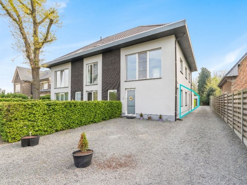 Dit recent appartement (bouwjaar 2013) is gelegen in Wondelgem, Houtjen 30.<br />
Het bevindt zich in een verkeersarme straat en geniet van een vlotte