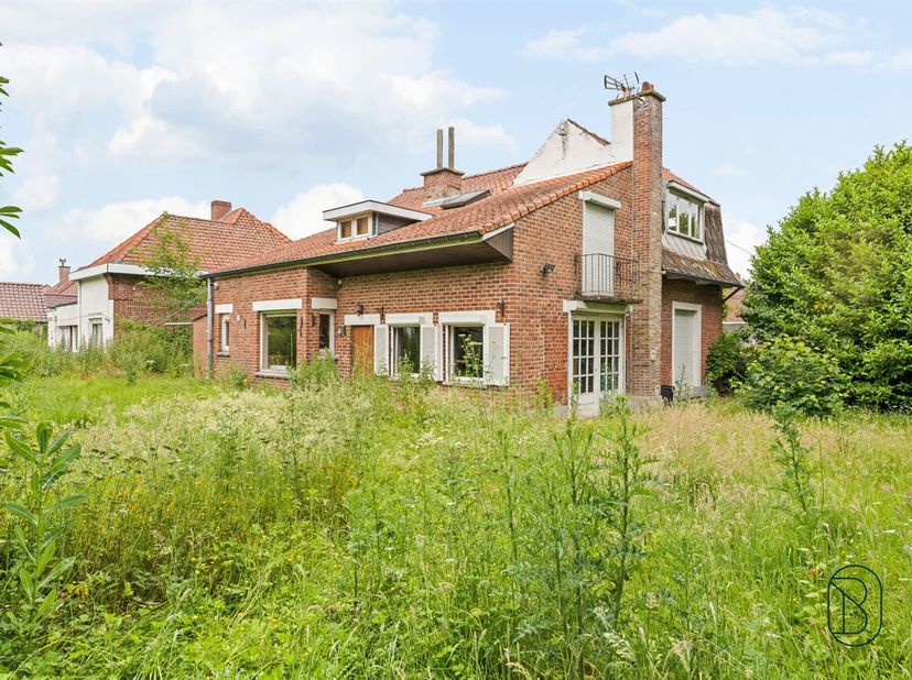 Deze te renoveren woning met aangename tuin is goed gelegen en biedt enorm veel potentieel.<br />
Omheinde tuin, praktische oprit en stevige woning me