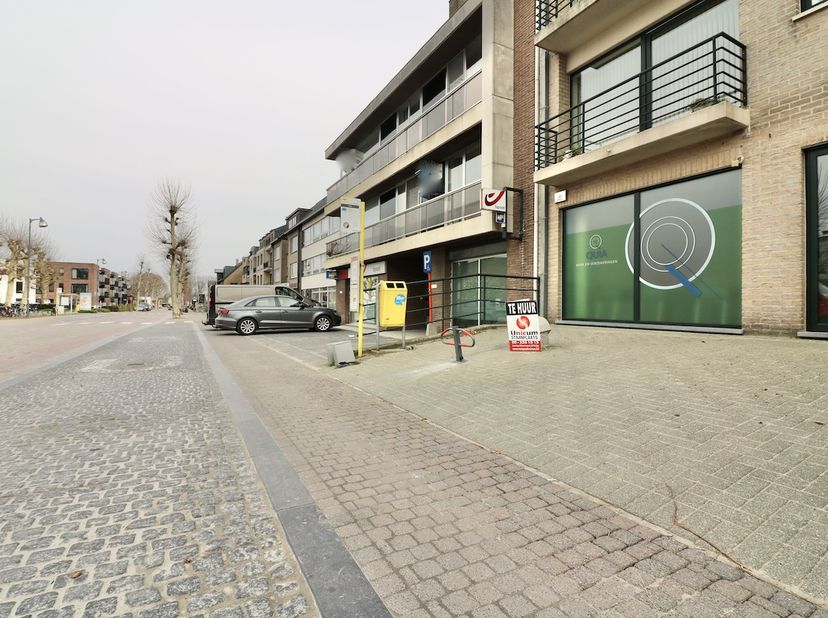 Gelegen nabij het centrum van Zomergem aan Residentie Silvretta I en II vindt u deze privatieve autostaanplaats met parkeerbeugel.<br />
<br />
Wenst