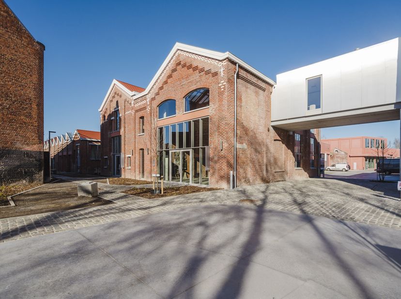 Mooie gerenoveerde erfgoedunit van ca. 350 m² met toonzaalfunctie (showroom)/kantoor op 2 niveaus (2 x 170 m² (GLVL/Niv.+1).<br />
Specificaties:<br /