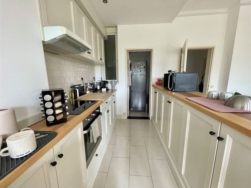 Ligging: Het appartement is perfect gesitueerd op de leien. Op wandelafstand van het KMSKA, de Marnixplaats en het bruisende Zuid. In de directe omgev