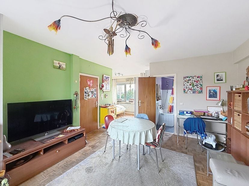 We Invest Ixelles biedt u deze studio aan, gelegen op de 5de verdieping van een ideaal gelegen gebouw in Neder-Over-Heembeek, vlak bij winkels, openba