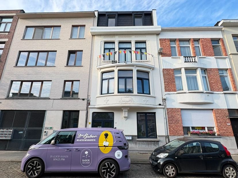 Bent u op zoek naar een rustige en veelzijdige werkruimte, dit achterhuis aan de Plankenbergstraat 110 biedt een uitstekende opportuniteit voor zelfst