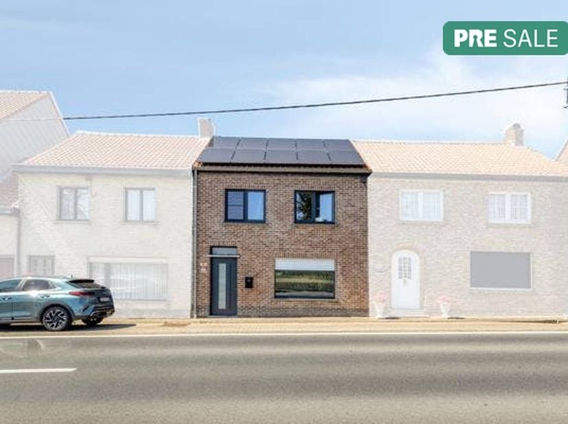 Bent u op zoek naar een huis te koop in Torhout? Dan is deze woning beslist een bezoek waard. Dit huis kreeg reeds een kwalitatieve aanzet tot de reno