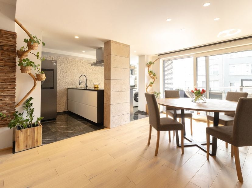 Dit instapklare appartement combineert ruimte, licht en comfort op een praktische locatie in Deurne, met winkels, scholen en openbaar vervoer op wande