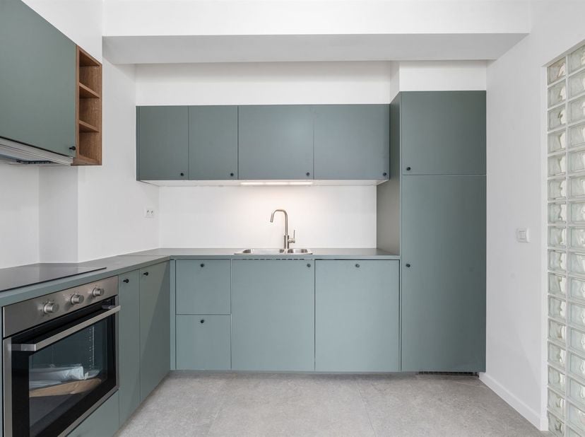 Gerenoveerd 2-slaapkamerappartement<br />
<br />
Dit stijlvolle appartement werd volledig gerenoveerd met oog voor kwaliteit en hedendaags wooncomfort