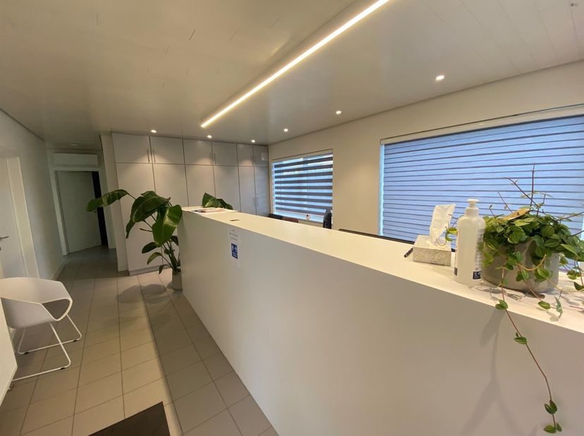 Sint Gillis- Waas - zeer verzorgd en centraal gelegen kantoorgebouw  + eventuele woongelegenheid<br />
De indeling bestaat uit een onthaalruimte van