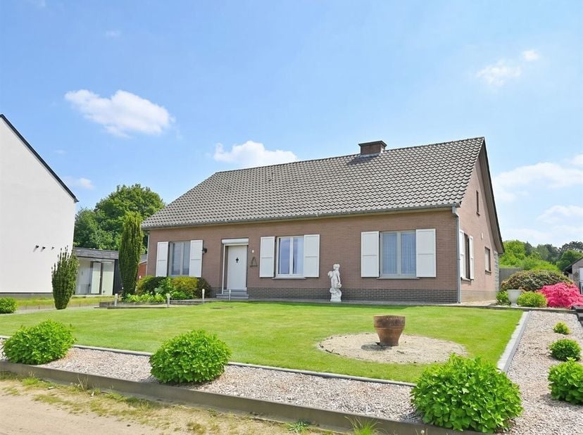 Deze zeer goed onderhouden vrijstaande woning is gelegen in het rustige, landelijke Nieuwrode, deelgemeente van Holsbeek.  De woning werd gebouwd in d