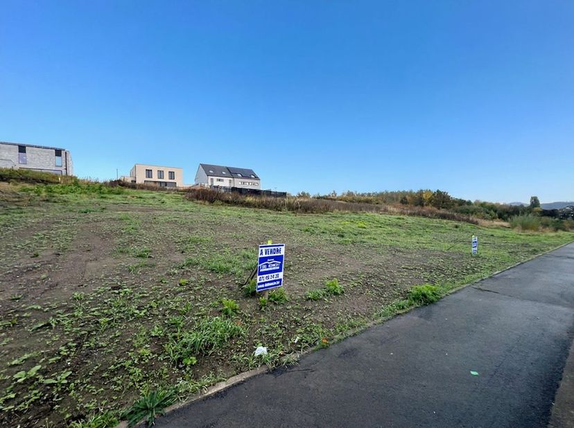 Terrain à bâtir, étant le lot VII, situé dans un tout nouveau lotissement, sur la commune de Roux (limite Courcelles). L'endroit est à la fois calme e
