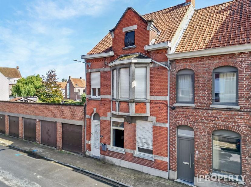 Maison à rénover avec façade authentique au coeur d'Izegem<br />
Dans la Sint-Crispijnstraat, un endroit calme mais extrêmement central d'Izegem, vous