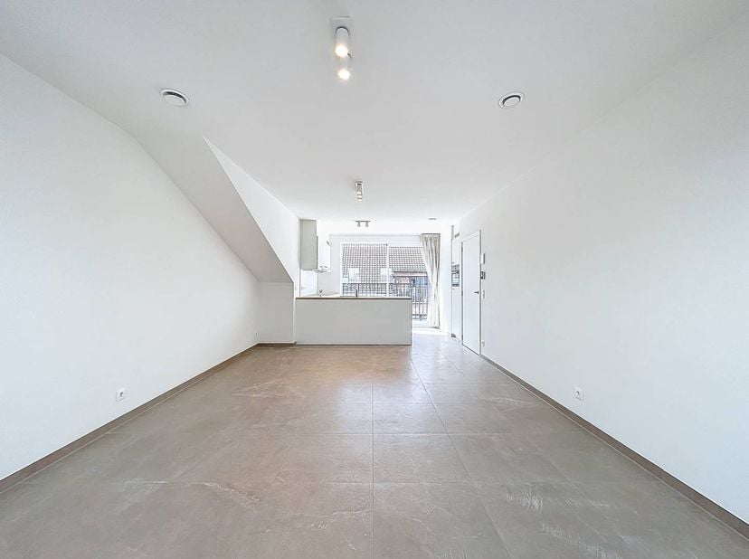 Indeling 4e verdiep: <br />
- Inkom met gastentoilet<br />
- gezellige leefruimte<br />
- compleet ingerichte keuken, voorzien van alle toestellen<br