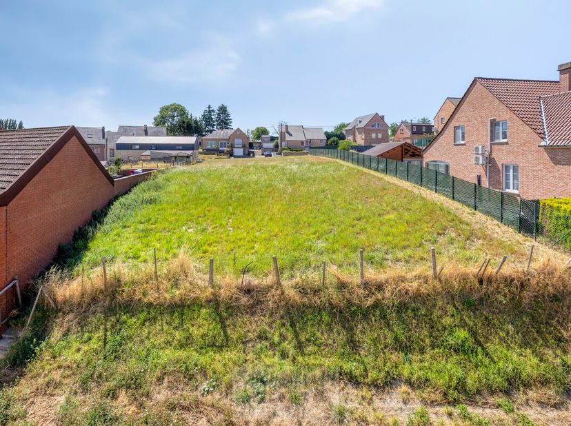 Op een rustige en landelijke locatie in de Cartuyvelstraat te Heers bevindt zich dit mooi gelegen bouwperceel van bijna 7 are, met achteraan een aange
