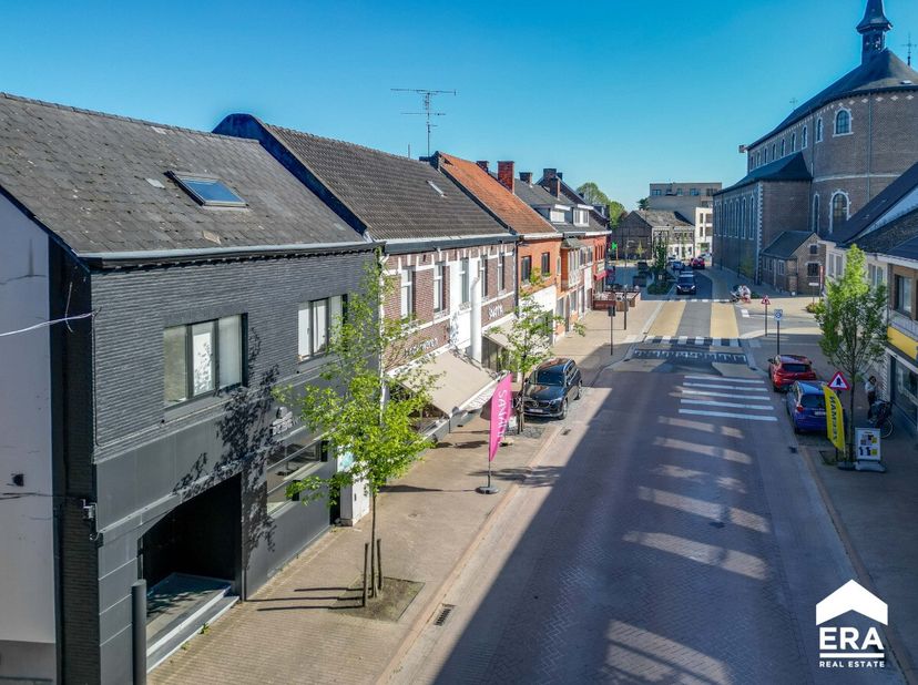 Veelzijdige opbrengsteigendom met ingericht kantoor, twee verhuurde appartementen, een verhuurde opslagplaats en bijgebouw met potentieel in het verni