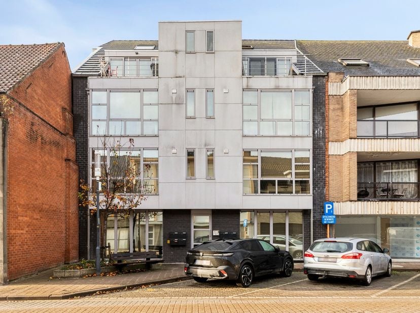 Dit recent appartement gebouwd in 2010 ligt op een centrale locatie te Denderleeuw op korte afstand naar het station. De indeling van het appartement