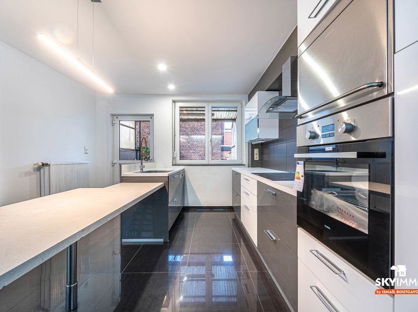L’agence SKYIMMO vous propose cette belle maison rénovée, située à Ougrée, composée comme suit :<br />
Rez-de-chaussée :<br />
Salon – Salle à manger