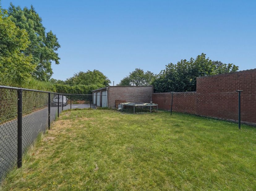 Bent u op zoek naar een appartement waar u ook kunt genieten van een eigen buitenruimte? Dan is dit gelijkvloers appartement in Oudenburg zeker een be