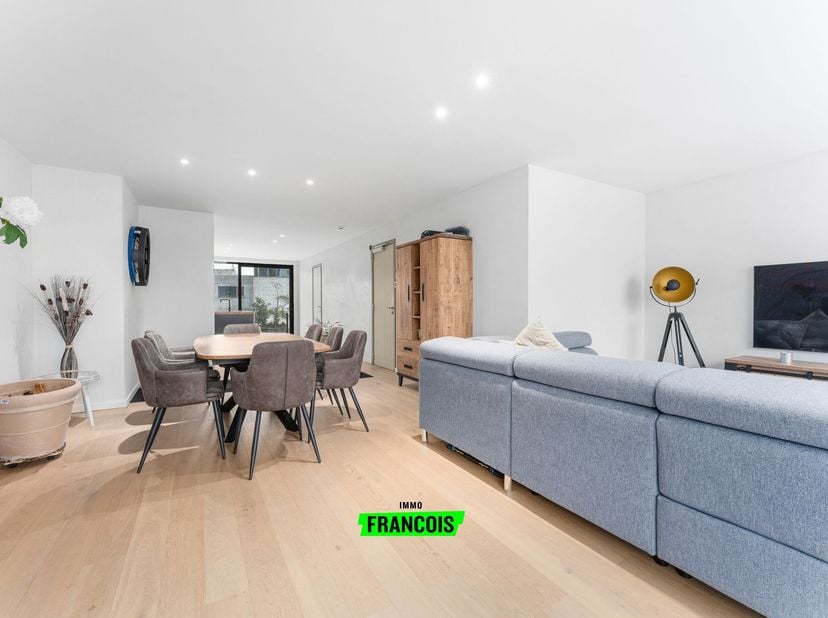 In een recente en goed onderhouden residentie uit 2022 bevindt zich dit lichtrijke duplex-appartement met een bewoonbare oppervlakte van ca. 130 m². D