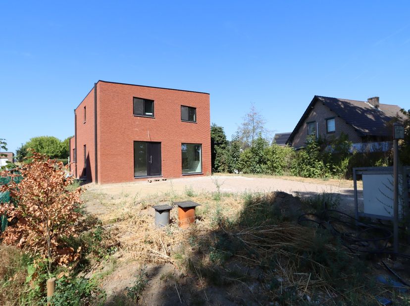Deze nieuwbouwwoning ligt op een mooie locatie in het charmante Kessenich, bekend om zijn natuur en authentiek karakter. Dankzij de gunstige ligging z