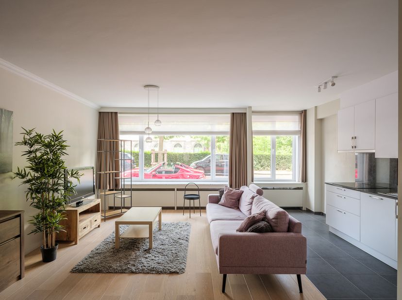 Mooi gelegen, deels gemeubeld appartement met 2 grote slaapkamers, terras en garagebox en prachtig zicht op de Sint-Pietersabdij!<br />
<br />
Ontdek