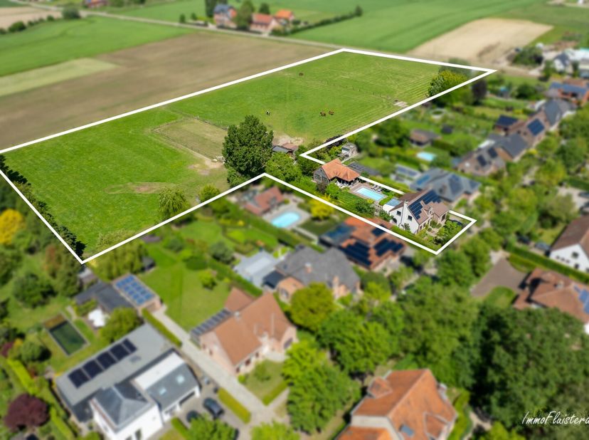 In de welvarende gemeente Hove ligt deze prachtige villa met een gemakkelijke verbinding naar Antwerpen. Dit eigendom biedt de ideale thuis met een to