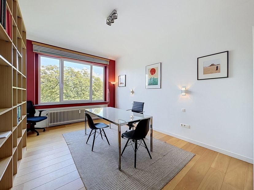 Idéalement situé au 391 avenue Louise, au 4e étage d’un immeuble de bureaux parfaitement entretenu, ce bureau meublé de ± 20 m² bénéficie d’une adress