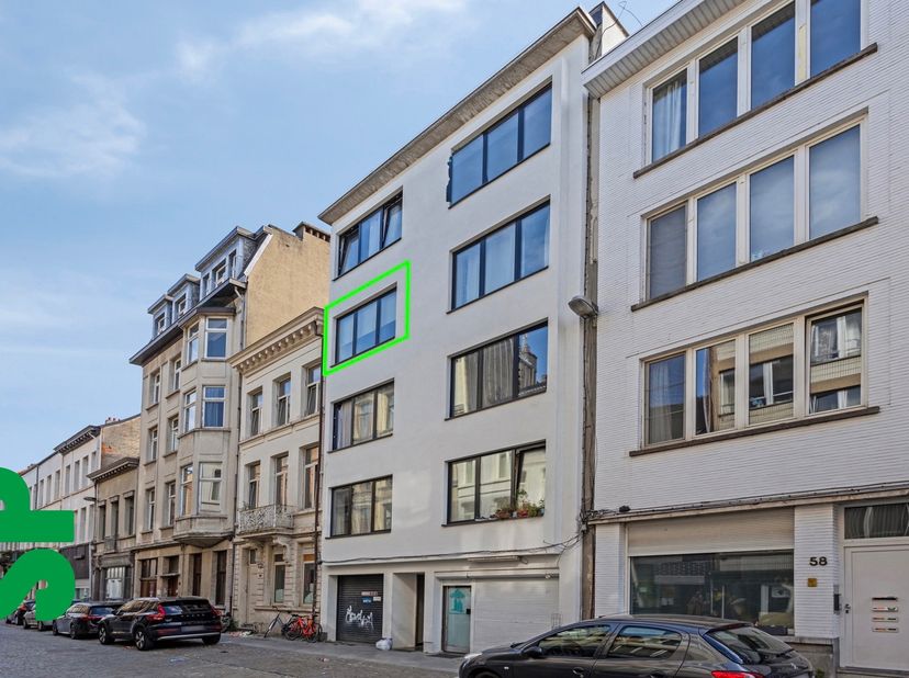 Gerenoveerde studio op de 3e verdieping van een pand op zeer centrale locatie.<br />
Indeling: inkom, ruime leefruimte met slaaphoek, keuken, badkamer