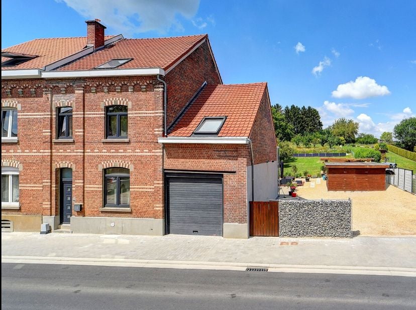 Te koop: volledig gerenoveerde woning ideaal gelegen tussen Overijse en Tervuren! Deze woning is gelegen op een terrein van 13a40 en beschikt over een