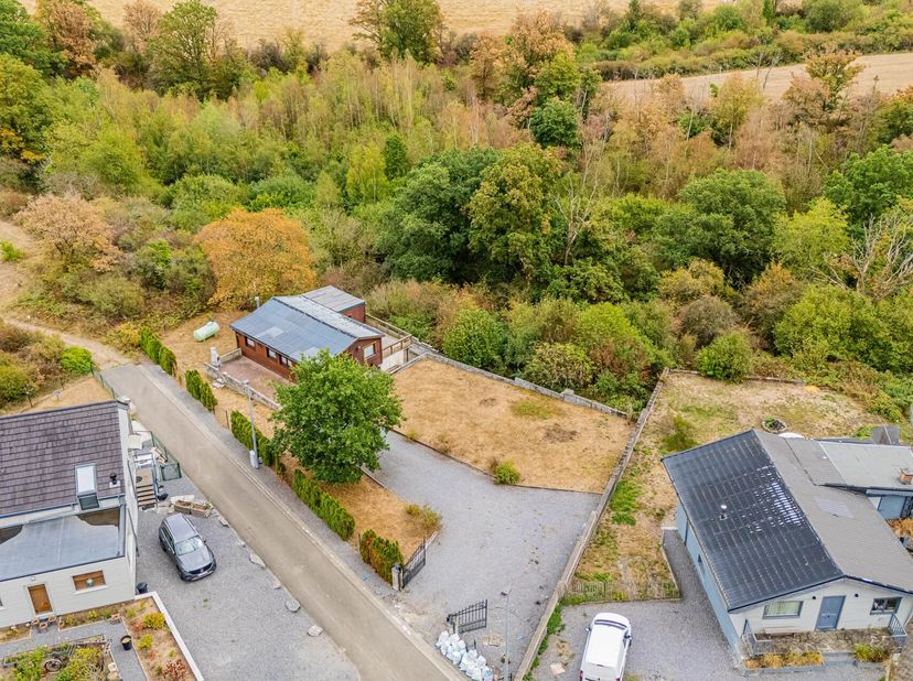 EBIMMO biedt u dit charmante chalet te renoveren gelegen in een rustige en luchtige omgeving (hoofdwoning toegestaan) op ongeveer 15 minuten van "s we