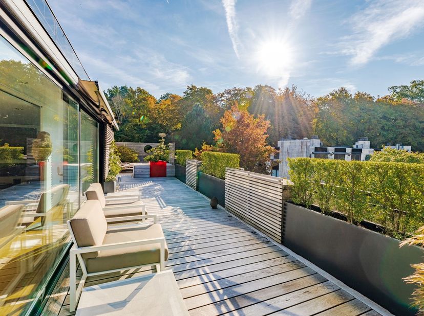 In de wijk Prins van Orange, in het hart van een groen park met eeuwenoude bomen, uitzonderlijk gerenoveerd penthouse, +/- 271 m&amp;sup2;, met +/- 225 m&amp;