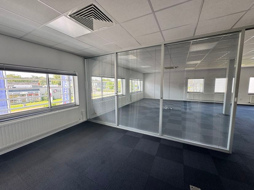 Situé au 24 Terbekehofdreef à Wilrijk, cet immeuble de bureaux modernisé offre un environnement de travail inspirant dans la périphérie sud dynamique