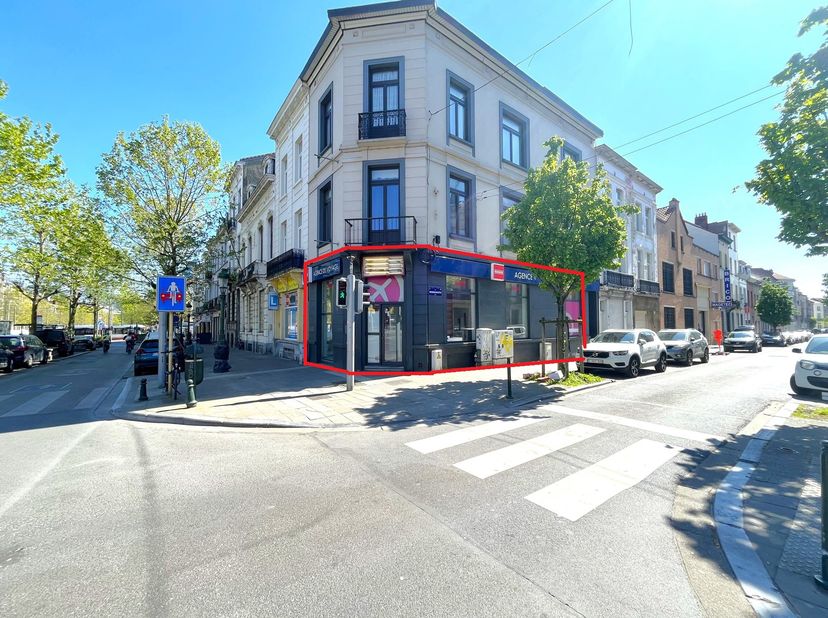 Situé sur un coin du boulevard Léopold II, beau et grand rez-de-chaussée commercial en très bon état, avec une grande hauteur sous plafond, double vit