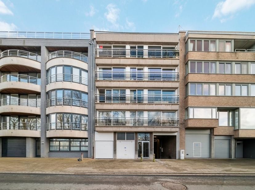Garage te koop in Leffingestraat 56 bus Box 34,
                    8400 Oostende