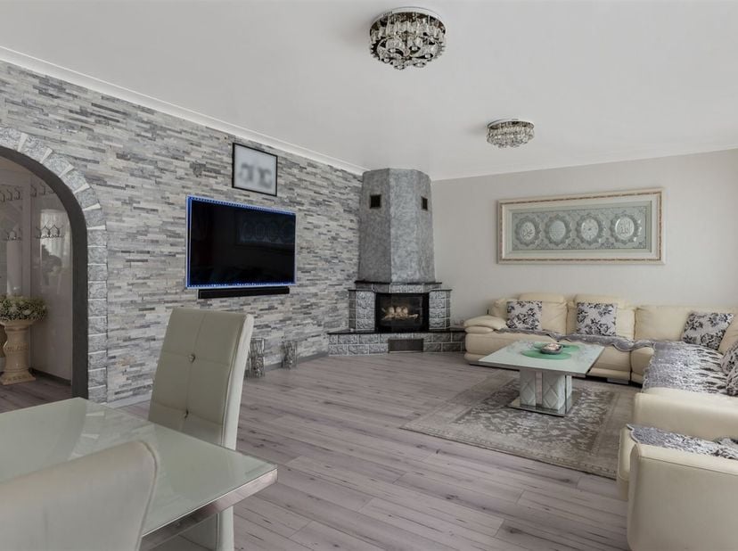 Gerenoveerd appartement met 3 slaapkamers op centrale locatie<br />
 Ligging:  <br />
 Ontdek dit gerenoveerd appartement in de Huybrechtsstraat, vlak
