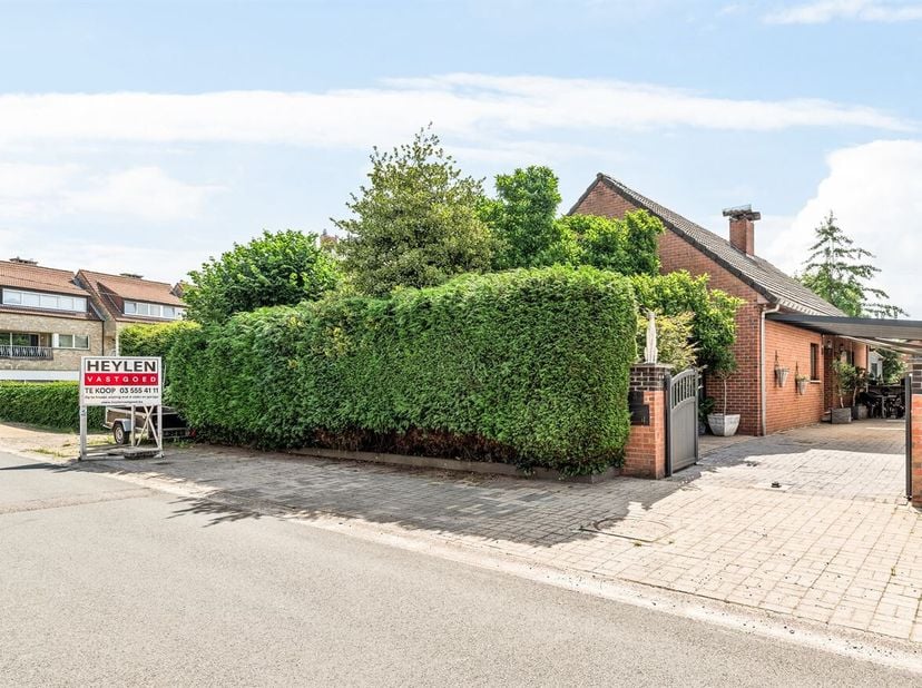 Op te frissen woning met 4 slaapkamers en magazijn!<br />
Indeling van de woning:<br />
Bij het betreden van de woning komt u in een ruime inkomhal me