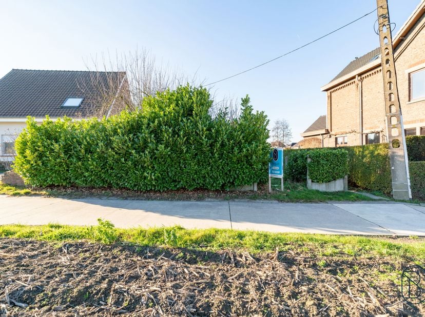 Verscholen in een kalme woonstraat vlak bij het hart van Ruien ligt deze aantrekkelijke bouwgrond, bestemd voor een halfopen woning. Hier woont u in a