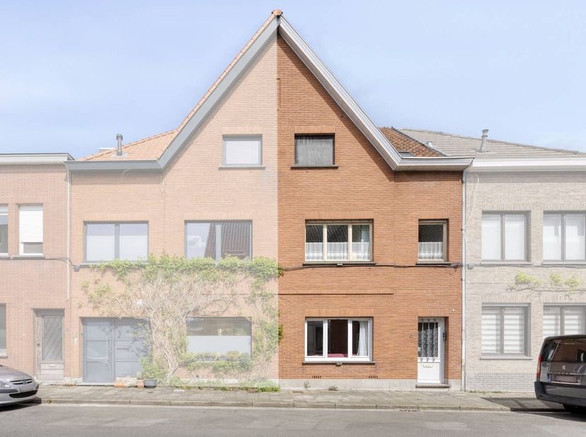 In Sint-Amandsberg schuilt een woning die natuur en stad met elkaar verzoent. Gelegen in de populaire Nekkersvijverstraat, bieden wij deze gesloten be