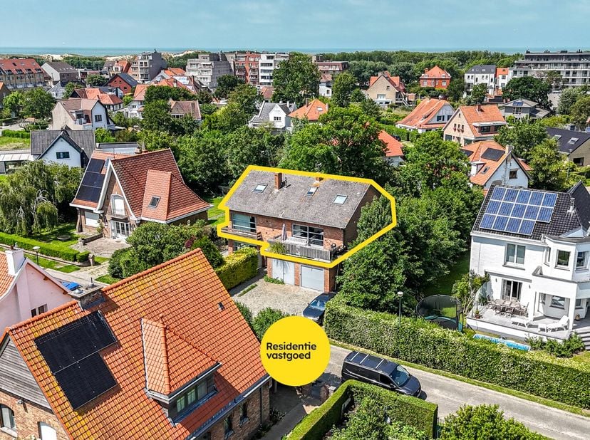 In de rustige en gegeerde Vicognewijk te Bredene bevindt zich dit uitzonderlijk ruime duplex-appartement met een bewoonbare oppervlakte van maar liefs