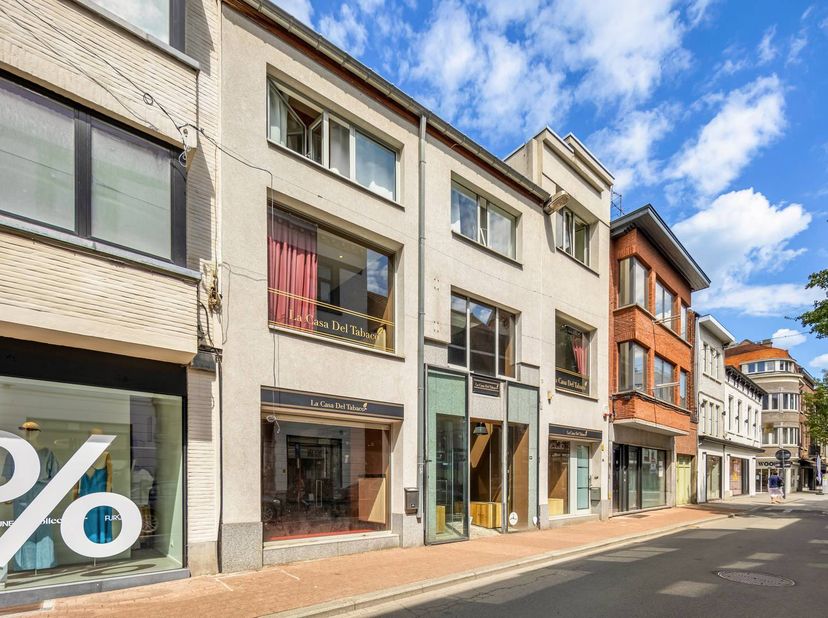 BESCHRIJVING<br />
Dit ruim handelspand (ca. 180m²) (multi-functionele invulling) is gelegen in commerciële binnenstad, in zijstraat van Hoogstraat, o