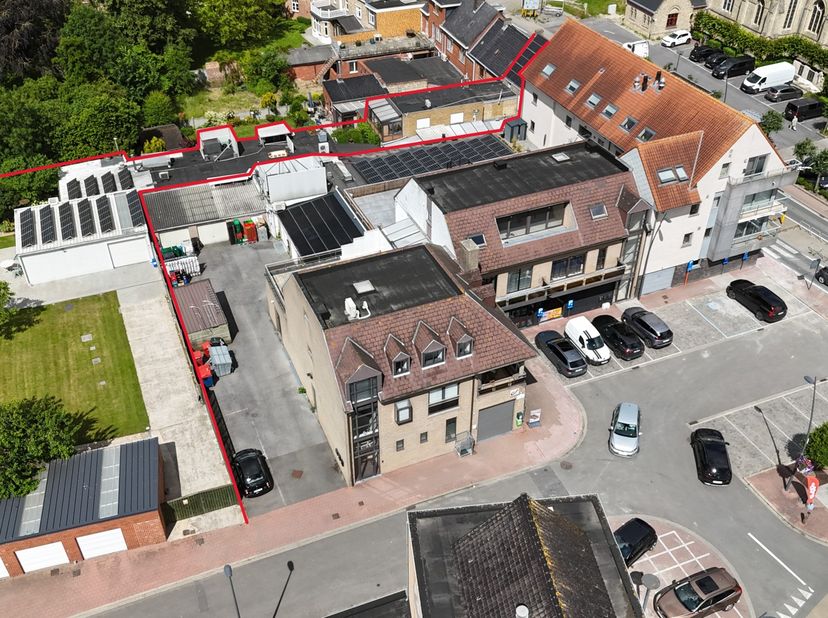 Bent u op zoek naar een handelspand met woonst én een uitzonderlijk groot atelier of opslagruimte op een centrale ligging in West-Vlaanderen? Dan is d