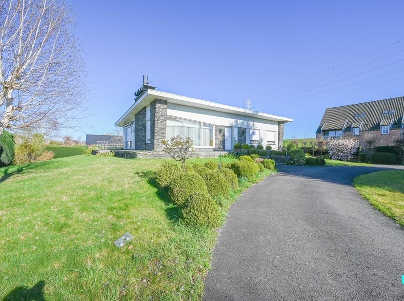 Te renoveren statige, gelijkvloerse villa met een bewoonbare oppervlakte volgens EPC-attest van 177m² (exclusief kelder van nog eens ca. 177m²)&amp;nbsp;o