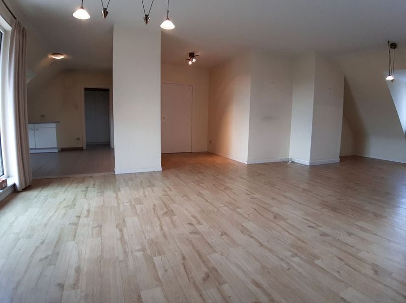 Dit ruime appartement bestaat uit een inkomhal, apart toilet, 3 slaapkamers, badkamer met toilet , living, keuken met extra berging, wasplaats, garage