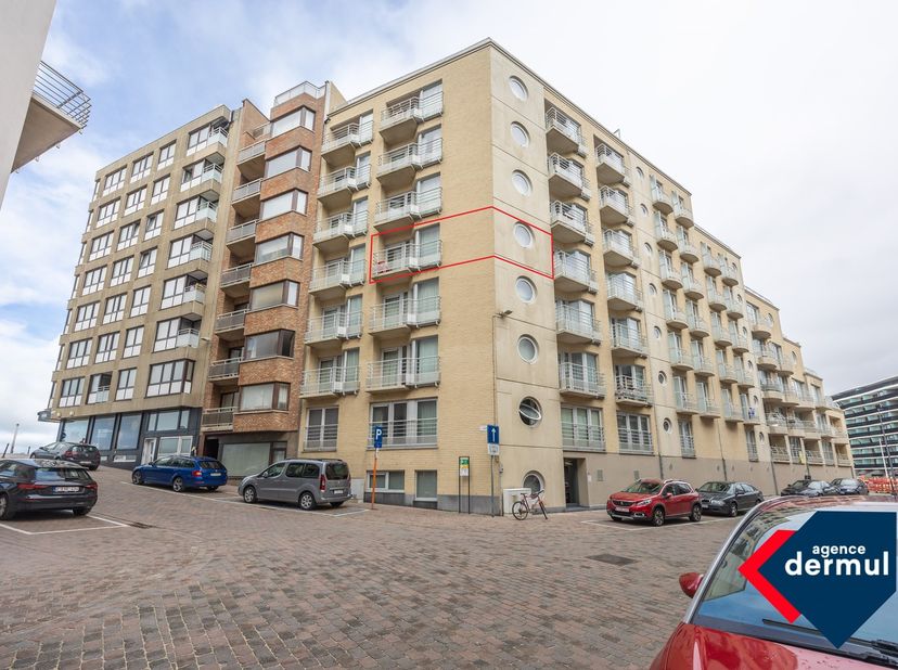 Ce studio charmant est situé au 4ᵉ étage de la Résidence Zeezicht à Mariakerke, à seulement quelques pas de la digue, des commerces et des transports