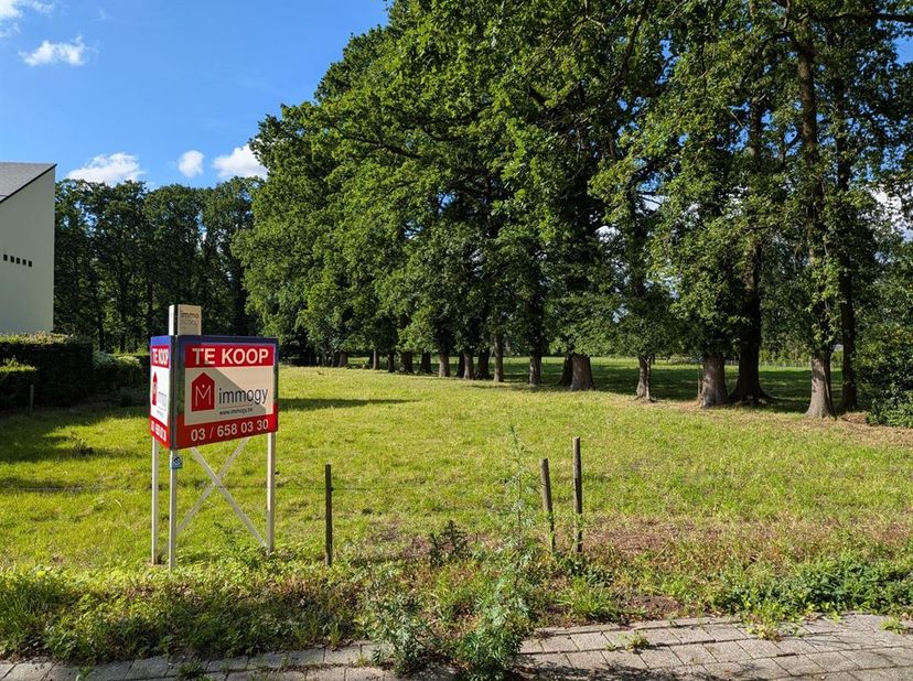 Perceel van 3.000m² voor open bebouwing. De grond is gelegen op de grens 's-Gravenwezel / Schoten / Wijnegem bestaande uit een open terrein met een ou